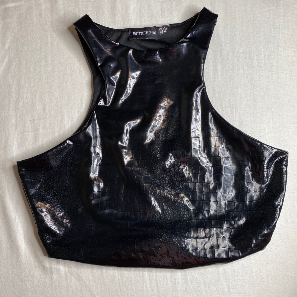 PRETTYLITTLETHING EMBOSSED CURVE HEM CROP TOP